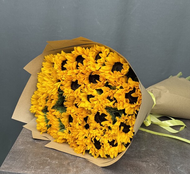 Букет из 27 подсолнухов 🌻 за 18340₽ с доставкой в Москве от Red Rose на Flawery