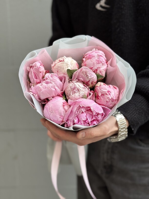 Букет из 9 пионов за 8690₽ с доставкой в Москве от Red Rose на Flawery