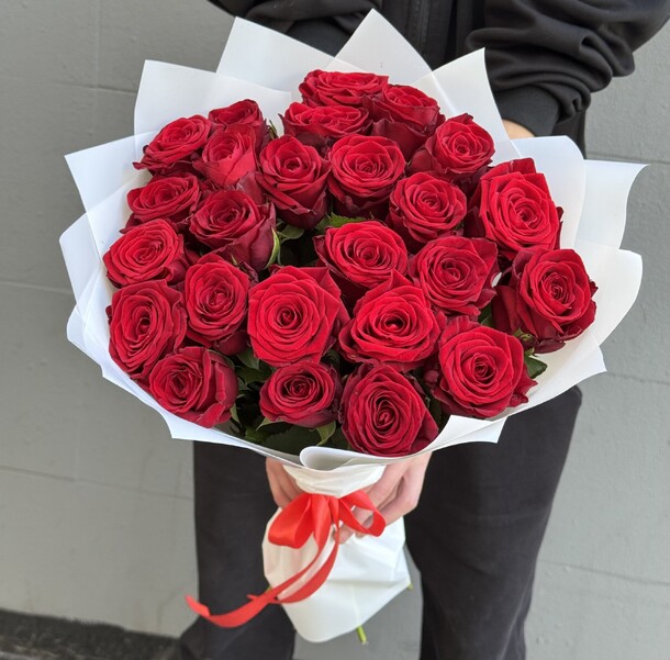Букет из 25 красных роз «алый восторг» за 4900₽ с доставкой в Москве от Red Rose на Flawery
