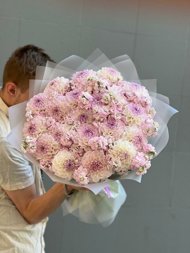 Букет цветов Георгины с кустовыми маттиолами за 15364₽ с доставкой в Москве от Red Rose на Flawery