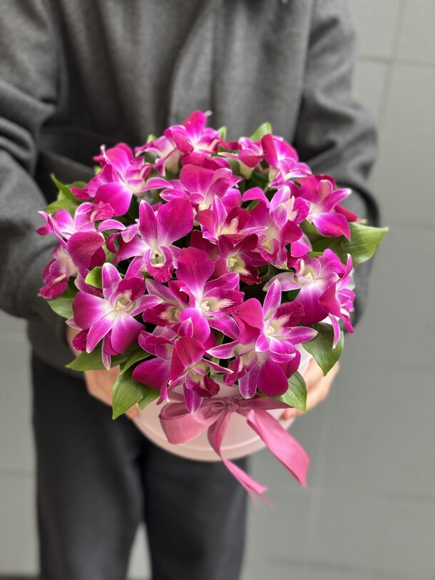 Букет цветов Фиолетовые 💜 орхидеи в коробке за 5900₽ с доставкой в Москве от Red Rose на Flawery