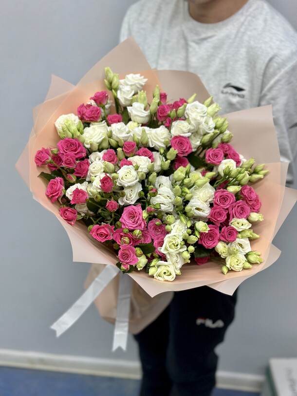 Букет цветов Кустовая роза с эустомой за 9500₽ с доставкой в Москве от Red Rose на Flawery