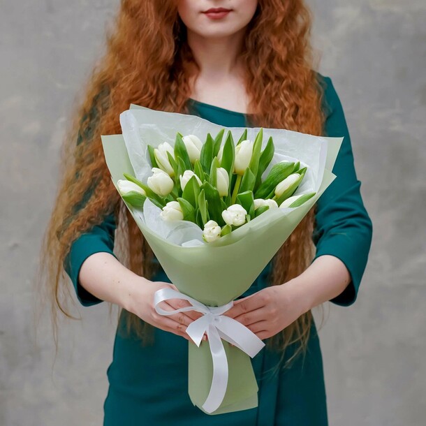 Букет живых цветов из 15 белых тюльпанов | арт: 7110 за 6150₽ с доставкой в Москве от TurboFlora на Flawery