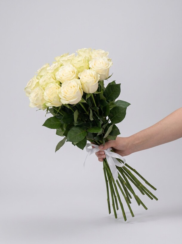 Букет живых цветов из 15 белых роз, эквадор, 50 см | арт: ftf-0003 за 9650₽ с доставкой в Москве от TurboFlora на Flawery