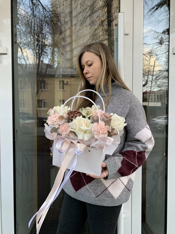 Сумочка в пастельных тонах, артикул F1487855 - 4500 рублей, доставка по городу. Flawery - доставка цветов
