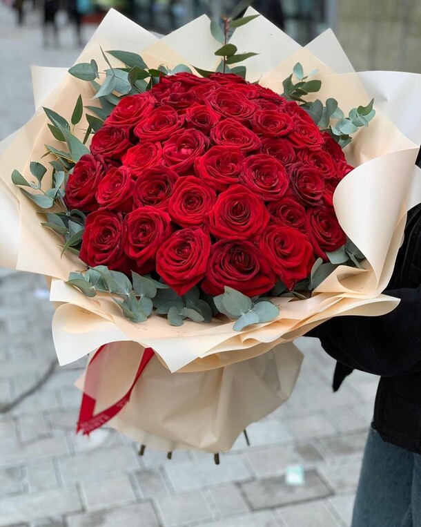 Букет цветов Роза 🌹 51 с эвкалиптом за 15945₽ с доставкой в Москве от ROZADAR на Flawery