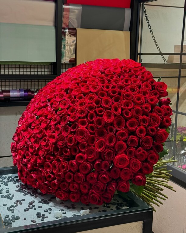 Букет цветов Розы 301 за 107178₽ с доставкой в Москве от ROZADAR на Flawery