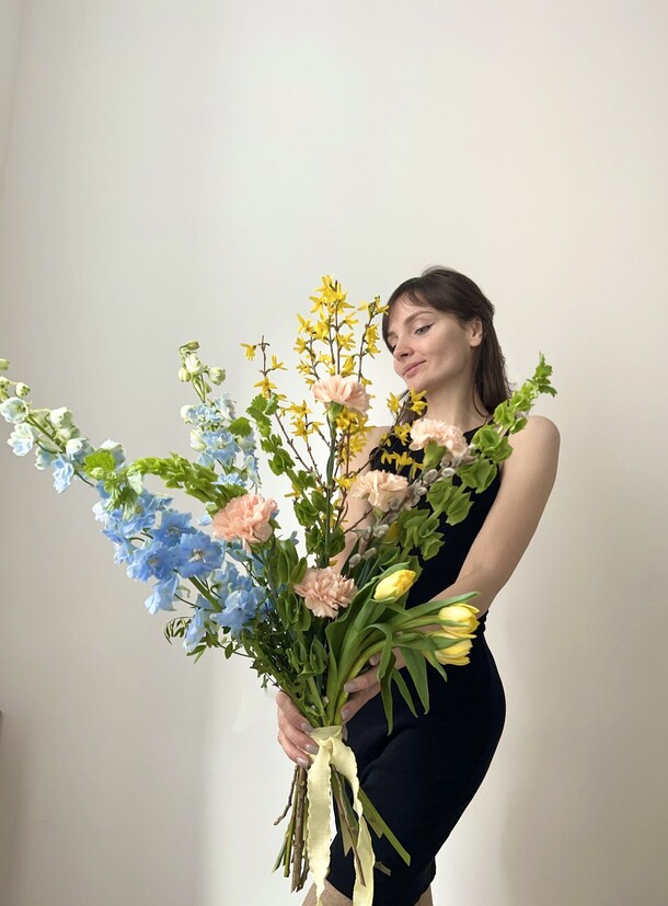 Букет с дельфиниумом и форзицией за 12800₽ с доставкой в Москве от Freya на Flawery