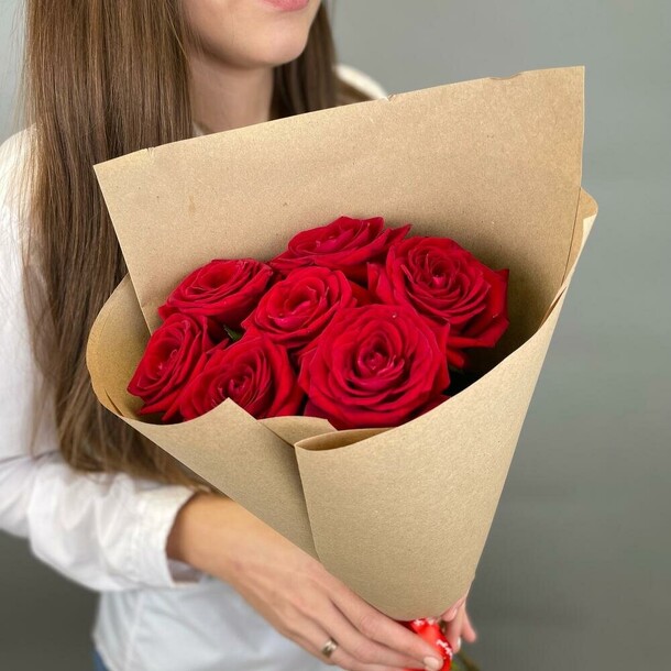 Букет цветов Красные розы в крафте 💝 за 3950₽ с доставкой в Одинцово от Цветы на Flawery