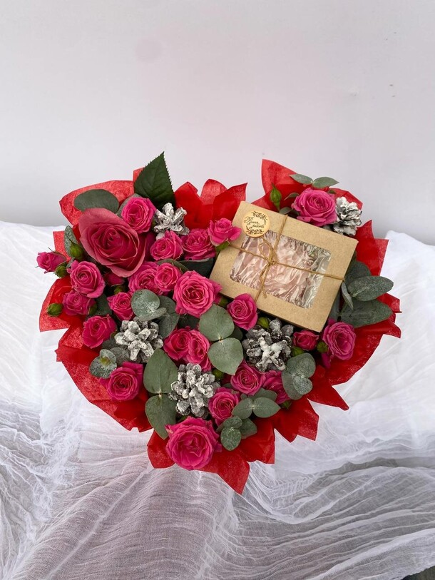 Букет цветов Rouge passion сердце с цветами и свеча ручной работы ️ за 5650₽ с доставкой в Москве от JustFlor на Flawery