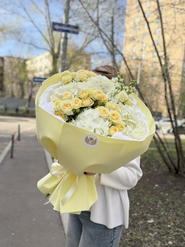 Пышный букет из гортензий, кустовых роз и маттиолы, артикул F1545757 - 6580 рублей, доставка по городу. Flawery - доставка цветов