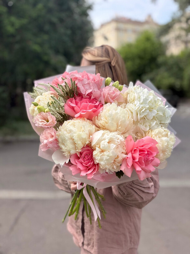Букет цветов Пионы и розы за 7228₽ с доставкой в Москве от JustFlor на Flawery