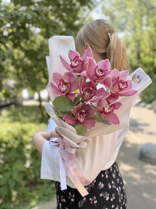 Букет розовых орхидей с эвкалиптом за 4105₽ с доставкой в Москве от JustFlor на Flawery