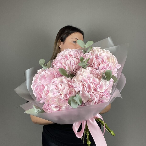Букет цветов Клубничный дайкири 🩷 за 5600₽ с доставкой в Москве от Flora.Laboratory на Flawery