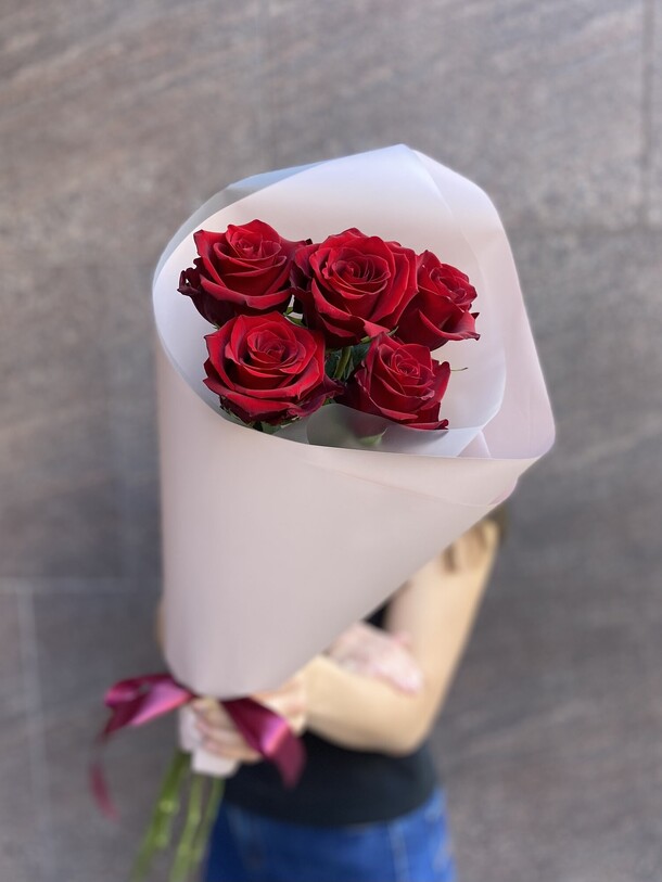 Букет 5 красных роз за 3900₽ с доставкой в Москве от F.Lover.Studio на Flawery