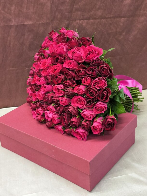 Букет из роз 101 за 11000₽ с доставкой в Москве от FLOWER SHOP на Flawery