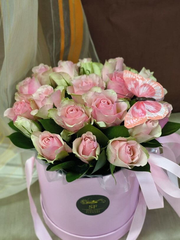 Букет цветов Шляпная коробка с розами. за 4900₽ с доставкой в Москве от FLOWER SHOP на Flawery
