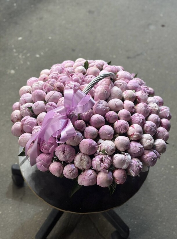 Букет цветов Пионы в корзине за 38850₽ с доставкой в Москве от PION FLOWERS на Flawery