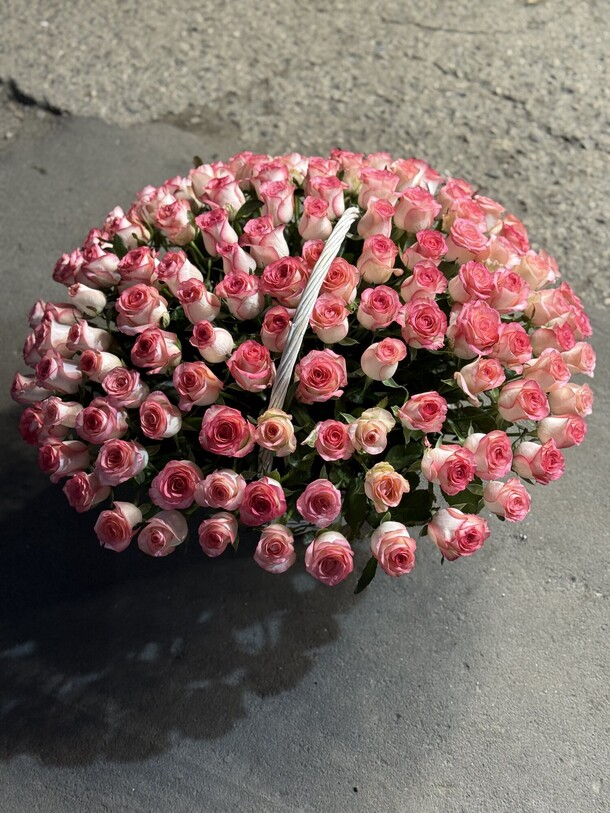 Букет цветов Роза в корзине за 31496₽ с доставкой в Москве от PION FLOWERS на Flawery