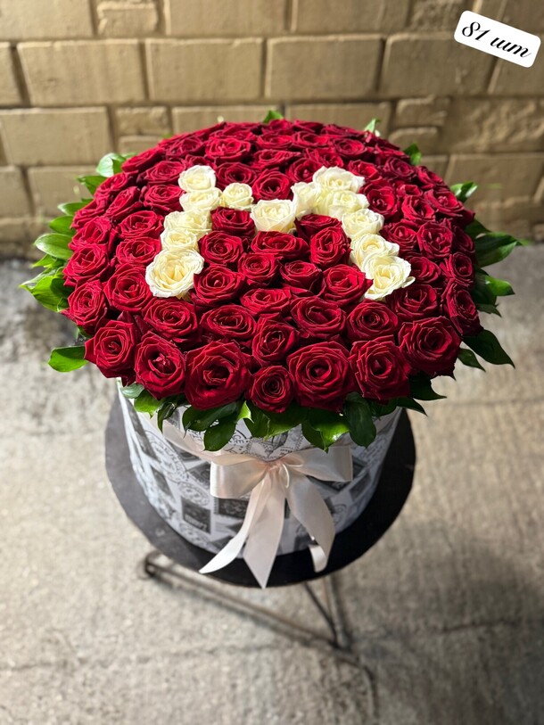 Букет цветов Роза микс в коробке за 18770₽ с доставкой в Москве от PION FLOWERS на Flawery