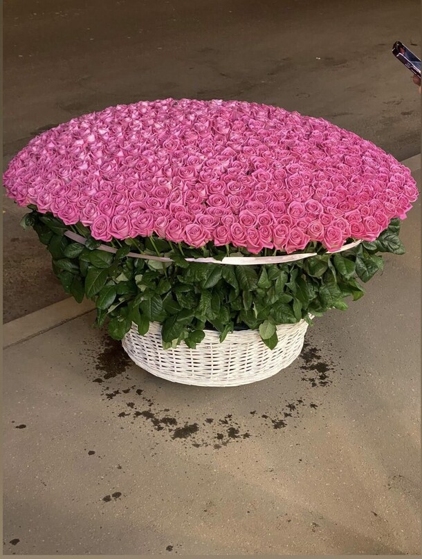 Букет цветов Роза в корзине за 110190₽ с доставкой в Москве от PION FLOWERS на Flawery
