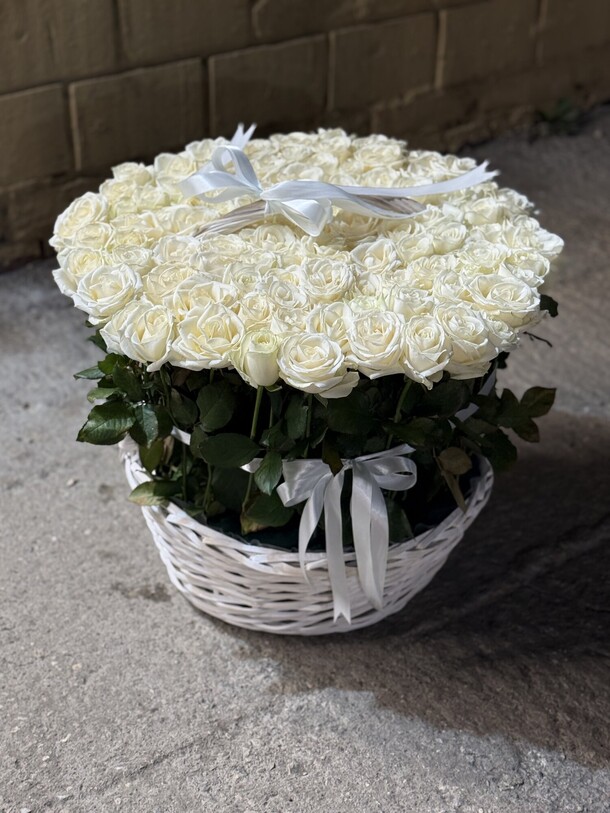 Букет цветов Роза в корзине за 22180₽ с доставкой в Москве от PION FLOWERS на Flawery