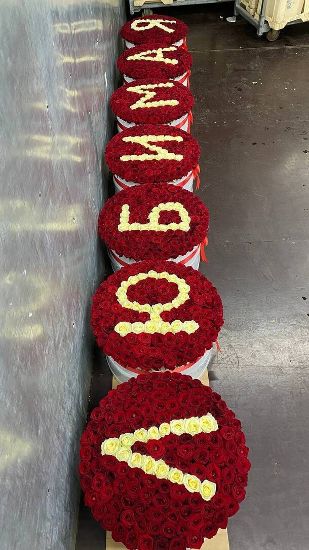 Букет цветов Роза микс в коробке за 142170₽ с доставкой в Москве от PION FLOWERS на Flawery