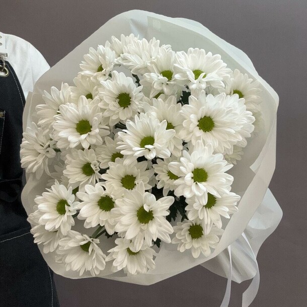 Букет их белых хризантем за 3179₽ с доставкой в Москве от Atelier Flora на Flawery