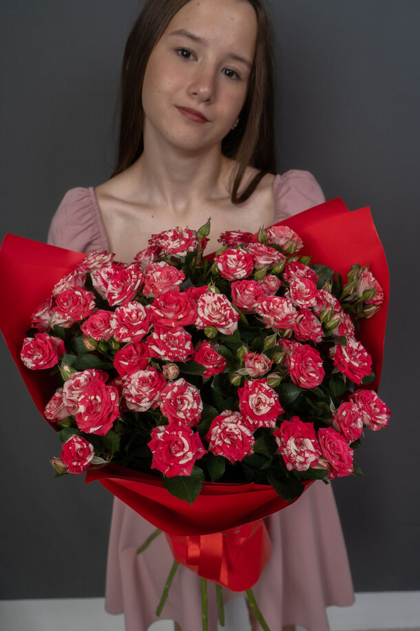 Букет из ярких кустовых роз за 3980₽ с доставкой в Москве от Atelier Flora на Flawery