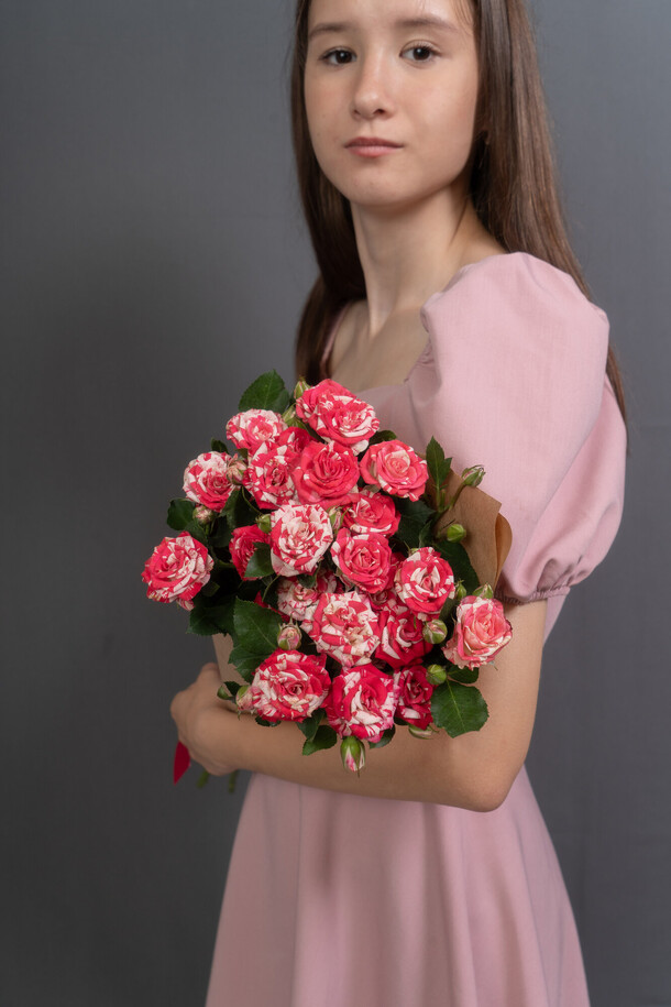 Букет комплимент из яркой кустовой розы за 3516₽ с доставкой в Агалатово от Atelier Flora на Flawery