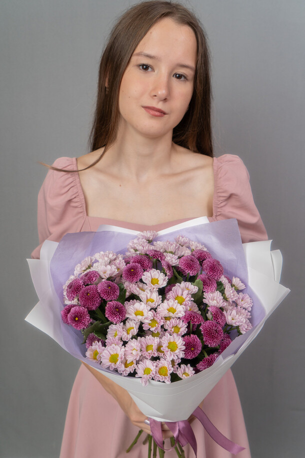 Букет из хризантемы и сантини 🩷 за 3376₽ с доставкой в Москве от Atelier Flora на Flawery