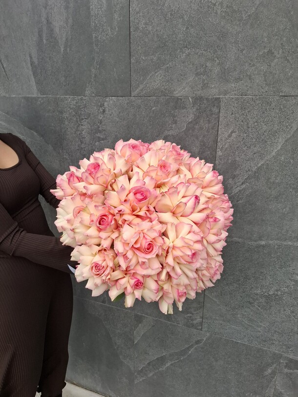 Букет из 25 французских роз за 12100₽ с доставкой в Саратове от Atelier Flora на Flawery