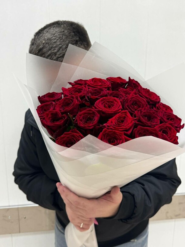 Букет из 25 красных роз 50 см ❤️ стильный букет для любимой за 4750₽ с доставкой в Москве от МосБукет на Flawery