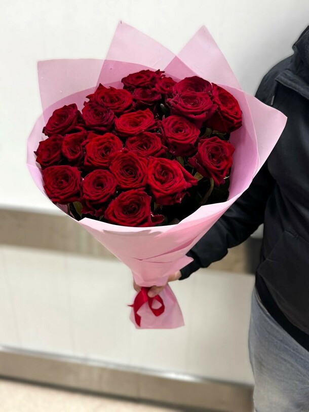 Букет из 21 красной розы 60 см ❤️ в розовой упаковке для любимой за 4490₽ с доставкой в Москве от МосБукет на Flawery