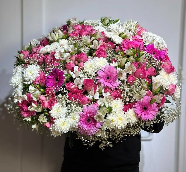 Букет цветов Авторская корзина с цветами 💐 герберы, пионовидной розы, хризантемы и гипсофила за 35690₽ с доставкой в Москве от МосБукет на Flawery