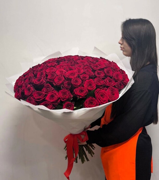Букет из 101 красной розы 70 см ❤️ в белой упаковке для любимой за 26790₽ с доставкой в Москве от МосБукет на Flawery