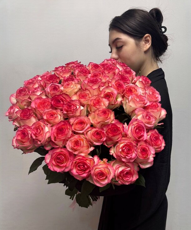 Букет цветов 51 роза джумилия 70 см 💖 нежный букет с розовым градиентом за 18190₽ с доставкой в Москве от МосБукет на Flawery