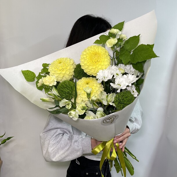 Букет цветов «пышный сад» за 6990₽ с доставкой в Москве от Цветочек в горшочек на Flawery