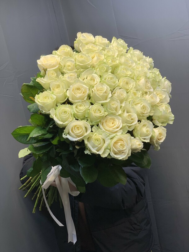 Букет из 51 белых роз 🌸, артикул F1537734 - 12000 рублей, доставка по городу. Flawery - доставка цветов