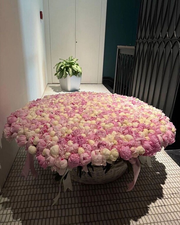 Букет цветов Пионы в корзине 😍 за 1050360₽ с доставкой в Москве от AYANA FLOWERS на Flawery