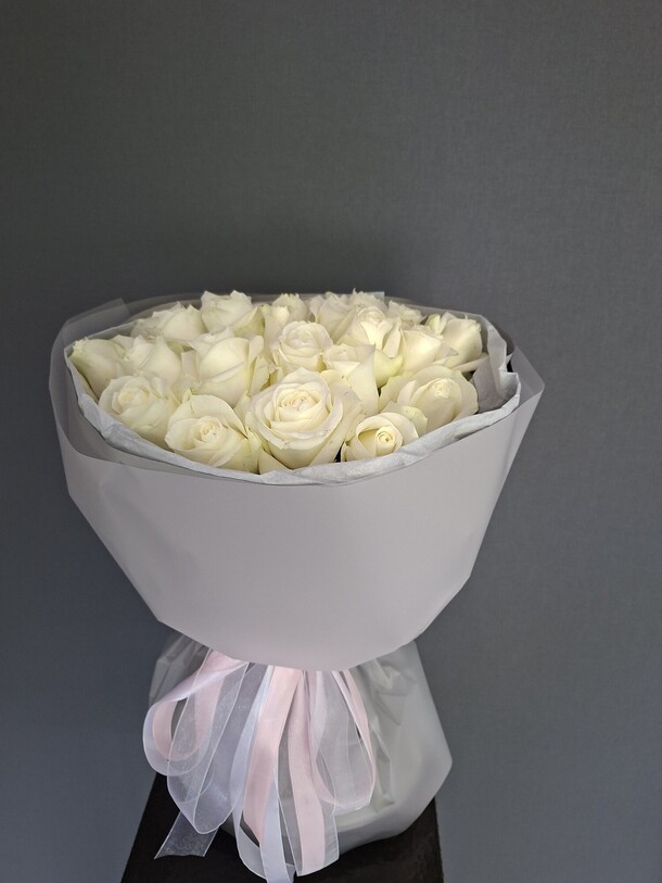 Букет из белых роз за 3300₽ с доставкой в Москве от Nellys-flower на Flawery