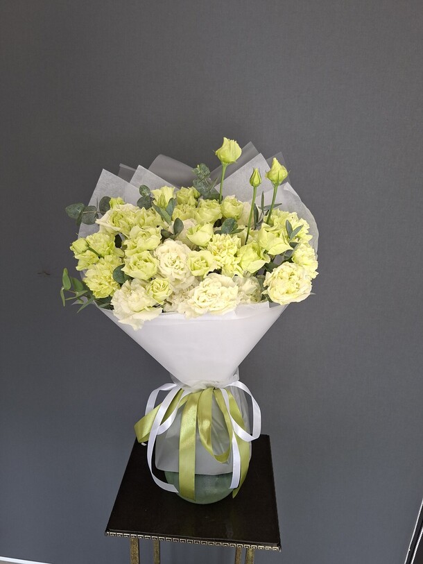 Букет из эустомы и диантусов за 3200₽ с доставкой в Москве от Nellys-flower на Flawery