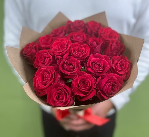 Букет из алых роз 19 шт за 4606₽ с доставкой в Москве от Flower4U на Flawery