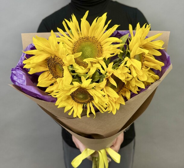 Букет из подсолнухов за 2990₽ с доставкой в Москве от Flower4U на Flawery