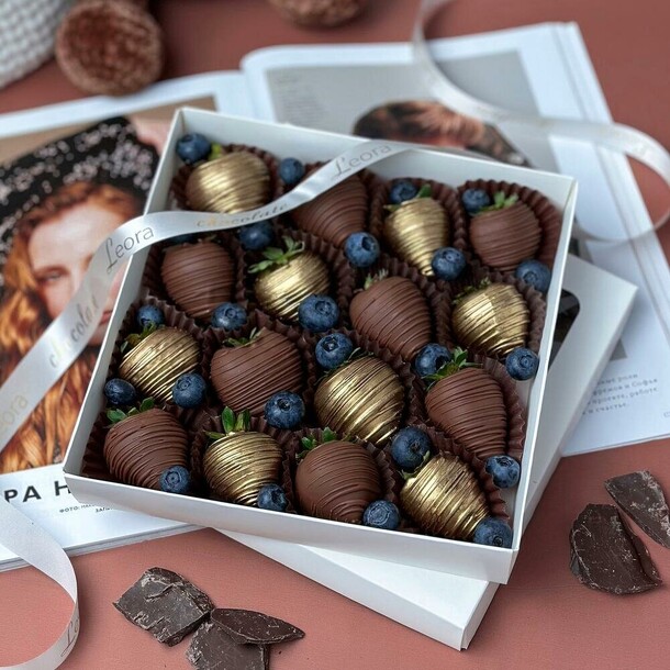 Букет цветов Клубника в шоколаде 16-25 шт. Бельгийский шоколад callebaut. Подарочный набор 1066 за 4640₽ с доставкой в Москве от Leora Chocolate на Flawery