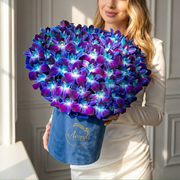 Букет цветов Цветы в коробке из орхидеи космос. Композиция 609. Leoraflowers за 6200₽ с доставкой в Москве от Leora Chocolate на Flawery