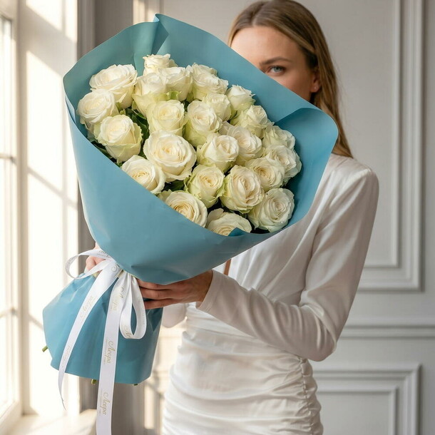 Букет 25 белых роз. Монобукет 618. Leora flowers дом цветочной моды за 5050₽ с доставкой в Москве от Leora Chocolate на Flawery