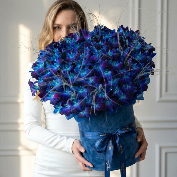 Букет цветов Цветы в коробке. Орхидеи космос. Композиция 598. Leora flowers дом цветочной моды за 8900₽ с доставкой в Москве от Leora Chocolate на Flawery