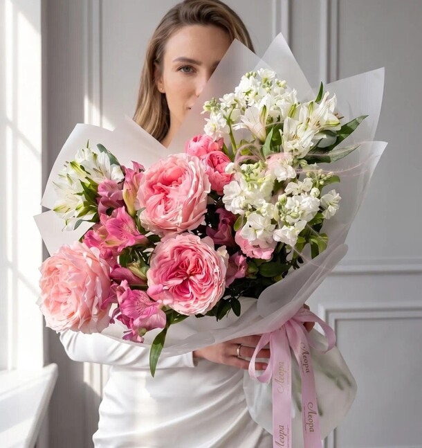Букет цветов Авторский букет с пионовидной розой тсумуги.Leoraflowers 5103 за 8150₽ с доставкой в Москве от Leora Chocolate на Flawery