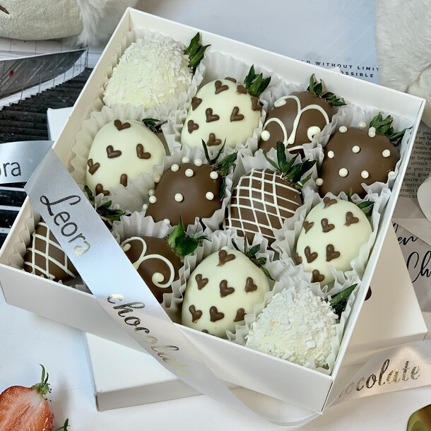 Букет цветов Клубника в белом и молочном шоколаде callebaut, 9–16 ягод. Подарочный набор 5606 за 2930₽ с доставкой в Москве от Дом цветочной моды Leora — Технопарк на Flawery